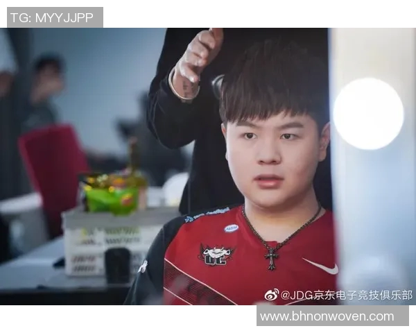 FPX在冠军杯中的灵活性展现了团队战术的多样性与应变能力 FPX在冠军杯中的灵活性展现了团队战术的多样性与应变能力