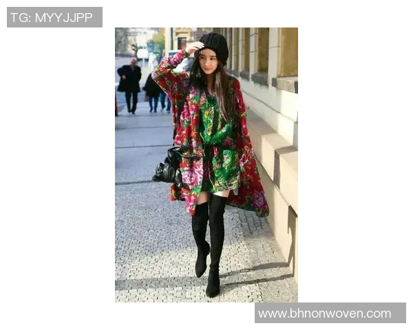 足球明星与传统花棉袄的奇妙邂逅展现文化交融之美 足球明星与传统花棉袄的奇妙邂逅展现文化交融之美