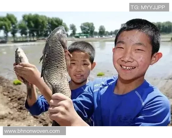 足球明星在海边悠闲抓鱼的趣味瞬间展现运动员生活的另一面 足球明星在海边悠闲抓鱼的趣味瞬间展现运动员生活的另一面